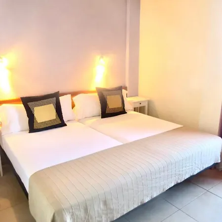 Cozy One Bedroom Apartment, Pool, Next Restaurants, Shops And The Beach In Tenerife South
